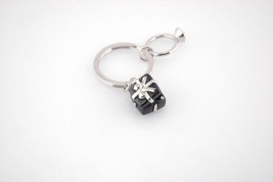 Klíčenka - dárek s diamantovým prstenem, černý